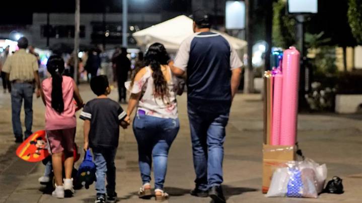 ¡Dan puntos canjeables a padres que asisten a talleres familiares en colonias de Aguascalientes!