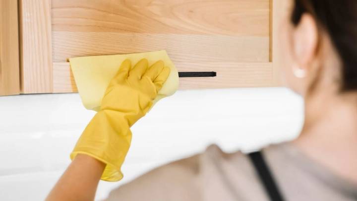 El truco más fácil para quitar la grasa de los muebles de madera de tu cocina usando solo 2 ingredientes