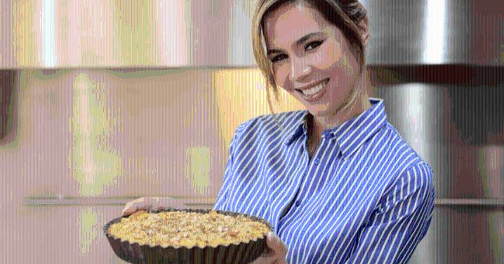 Tarta de manzana crocante: la receta de Elina Costantini para compartir el té con Eduardo, su marido