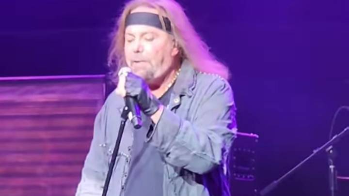 Fans of iconic 80s band fear for frontman as he ‘looks like he doesn’t want to be there’ after return from medical issue