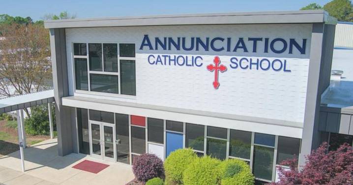 Al menos 3 muertos y 17 heridos en un tiroteo en una escuela católica en Estados Unidos