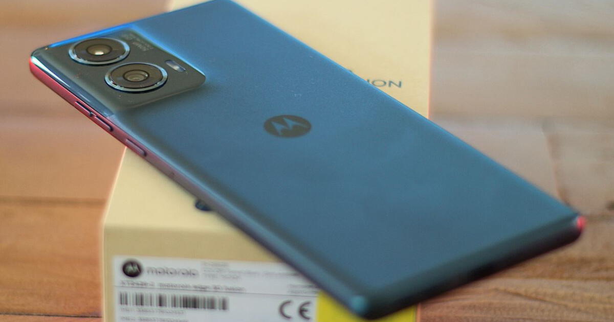 Está hecho en CUERO, pantalla curva POLED y su batería carga en 45 minutos: ¿Cuánto vale este Motorola en 2025?