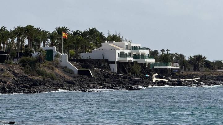 Los pescadores se quejan de la prohibición de barcos frente a La Mareta con Sánchez de vacaciones: ”Con otros presidentes sí podíamos faenar”