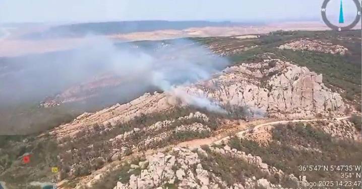 Nuevo incendio en Tarifa: fuego en la Sierra de la Plata, cerca de las playas de Bolonia y Atlanterra
