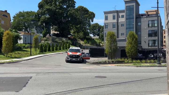 Trabajador muere al caer de techo en una construcción en Salem