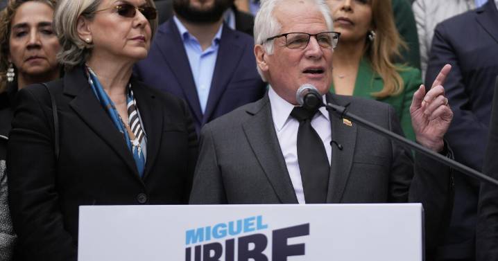 Padre del precandidato colombiano asesinado Miguel Uribe toma su lugar y dice no tener miedo