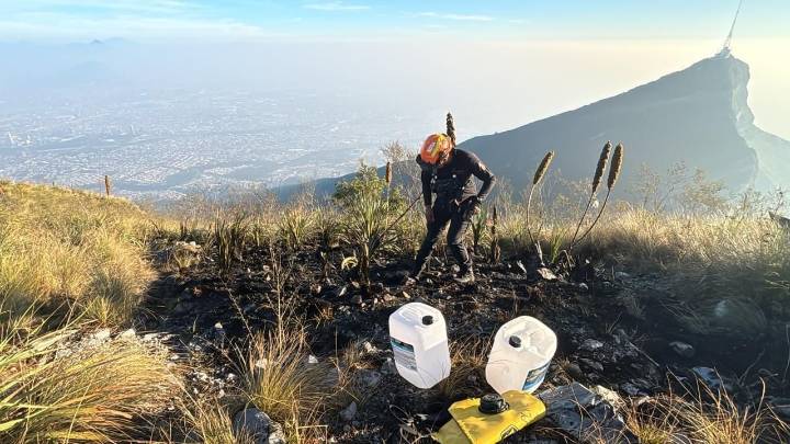 Sofocan incendio en Pico Norte del Cerro de la Silla en Guadalupe