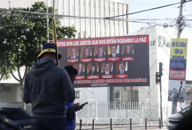 Ecuador busca respuestas sobre vallas con amenazas a jueces