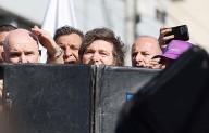 Atacan con piedras caravana donde iba el presidente Javier Milei; evacuan a la comitiva