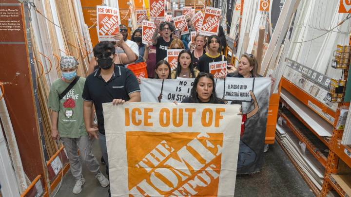 Mayor organización latina pide a The Home Depot negar a ICE acceso a sus instalaciones