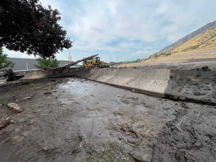 'Waves crashing down the mountain;' more than 200 volunteers help with massive mudslide cleanup