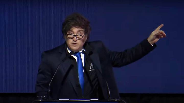 Milei contra el Congreso: "Votan estupideces" El Presidente dio un discurso en un nuevo aniversario de la Bolsa de Comercio rosarina. Lo acompaña su hermana Karina Milei. Volvió a criticar al Congreso