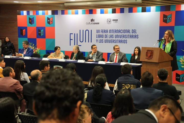 Dona UNAM 140 mil libros a 35 mil nuevos estudiantes de bachillerato