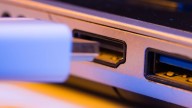 Si se quedó sin internet, así puede aprovechar el puerto USB de su televisor para ver películas o series