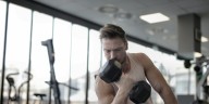La obsesión de los hombres por el gimnasio puede afectar la vida sentimental, según un psicólogo experto en atracción