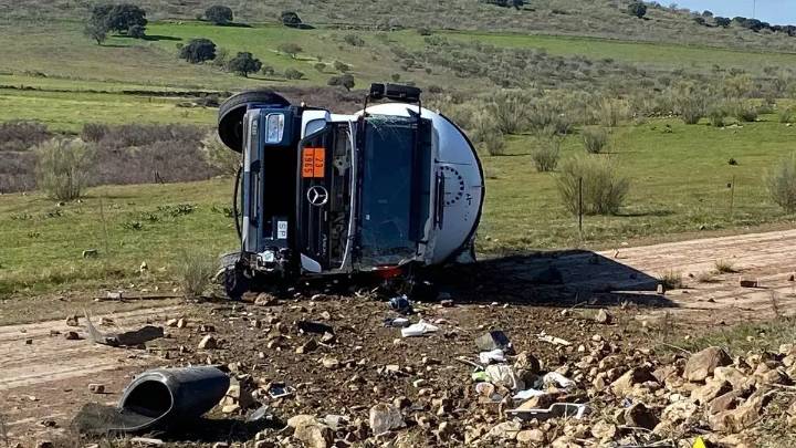 Muere el conductor de un camión cisterna tras salirse de la vía en Segurilla