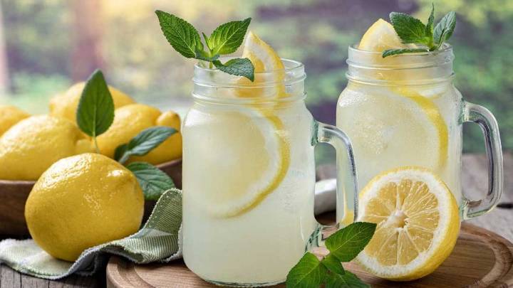Los excelentes beneficios de tomar agua con limón en ayunas