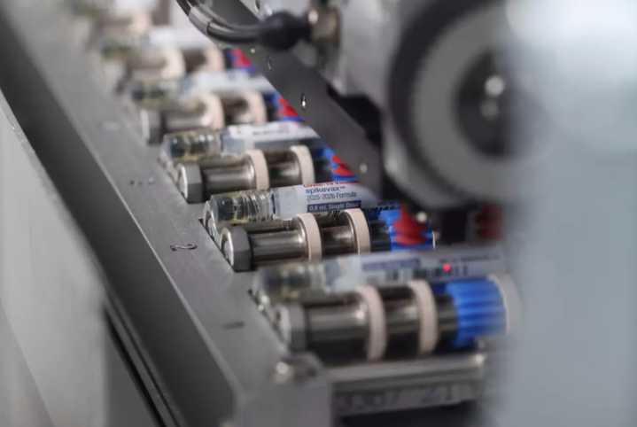 FDA aprueba vacuna actualizada contra COVID