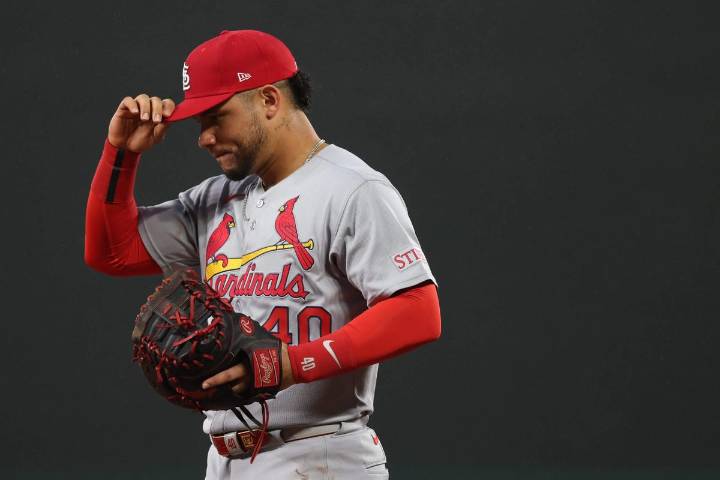 Cardinals' Willson Contreras gets ejected, throws bat in heated altercation