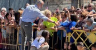 Galería | Felipe VI y Letizia pisan el negro suelo de Monterrei, Cualedro y Verín
