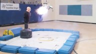 EEUU prueba un nuevo sistema para detener los asaltos armados en sus colegios: drones que disparan gas pimienta