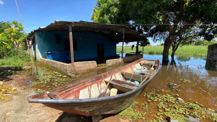 Vecinos y negocios en Cambalache afectados ante crecida de río