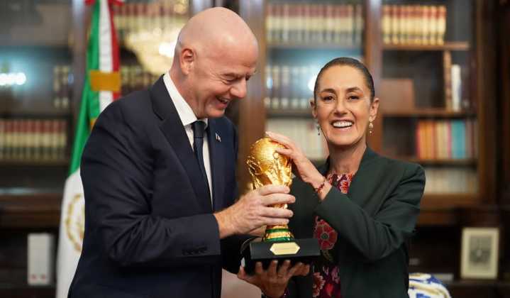 Claudia Sheinbaum recibió a Gianni Infantino en Palacio Nacional y hasta tocó la Copa del Mundo
