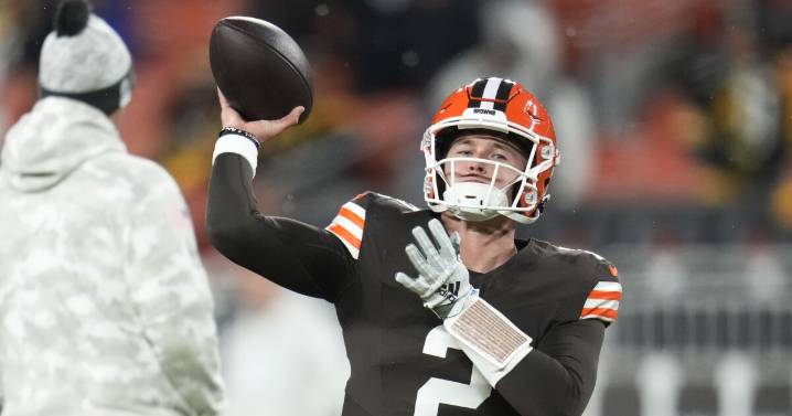 Browns back to 4 QBs, signing Bailey Zappe to practice squad