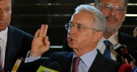 Álvaro Uribe recibe la boleta de libertad y convoca de inmediato a un primer acto público en Antioquia