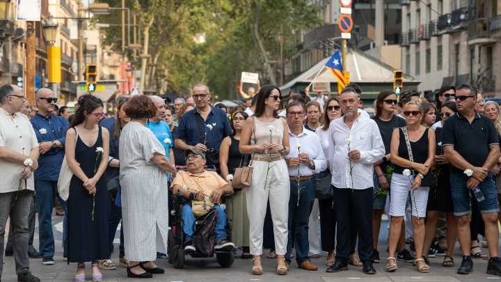 Barcelona rinde homenaje a las víctimas de los atentados terroristas del 17A en el octavo aniversario