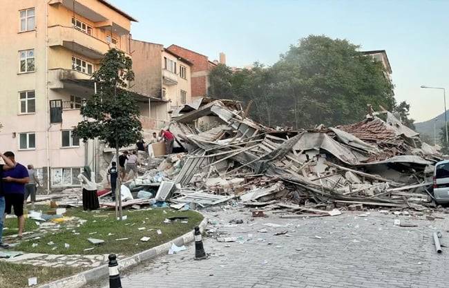VIDEO: Sismo magnitud 6.1 tumba docena de edificios en Turquía
