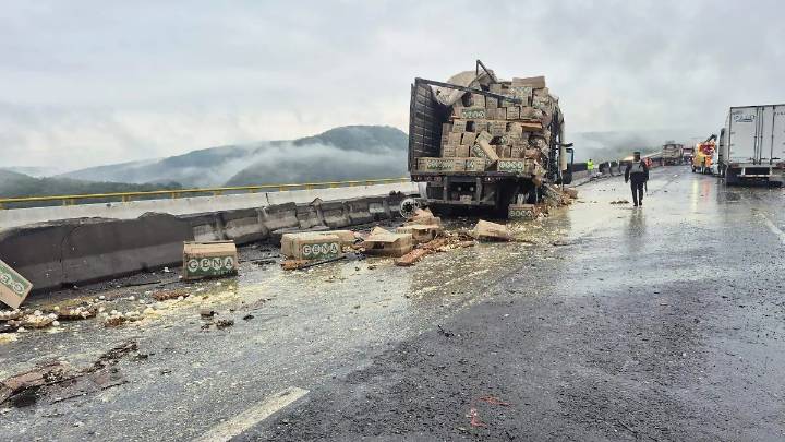 Doble accidente provocó cierre del Macrolibramiento Apaseo