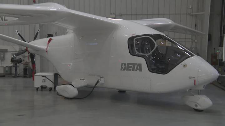 Electric aircraft goes for test run at Billy Bishop Toronto City Airport