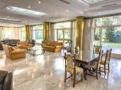 La propiedad en venta más cara de CABA: tiene 16 habitaciones y 14 cocheras diseñadas por un expiloto del TC