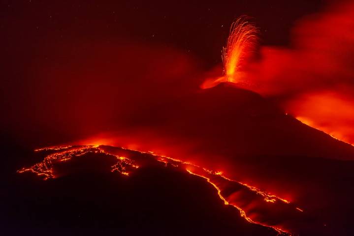 El volcán Etna deja ríos de lava tras su erupción, visto desde el aire