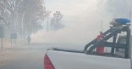 Corte sobre Ruta 151 por un incendio de pastizales: el humo impide el tránsito entre Cinco Saltos y Centenario