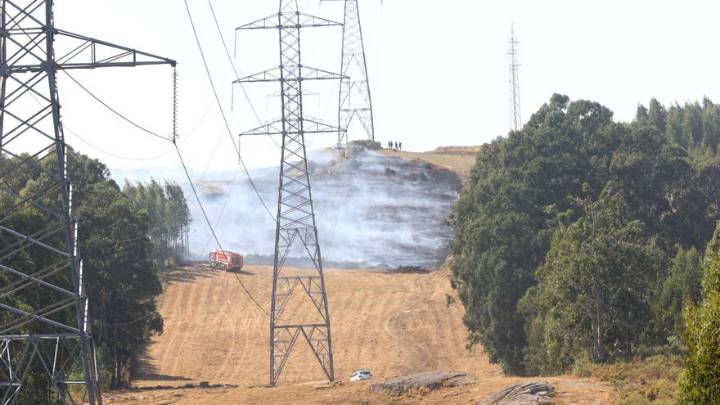 Incendio forestal en el límite entre A Coruña y Arteixo
