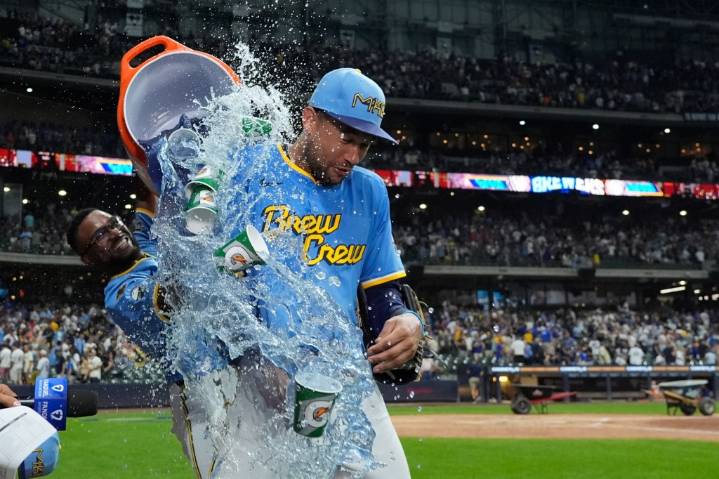 Mets have tying run thrown out at the plate for final out