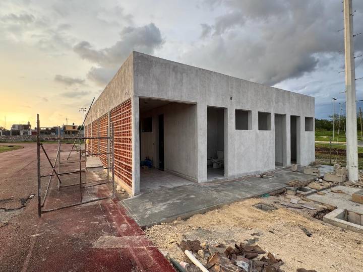 AVANCE EN EL MODULO DE SANITARIOS Y VESTIDORES EN EL CENTRO PARALIMPICO DE CAMPECHE