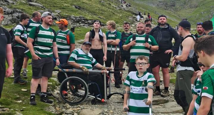 Rugby Team Carries Wheelchair-bound Dad up Snowdon Peak – Fulfilling His Lifelong Dream (LOOK)