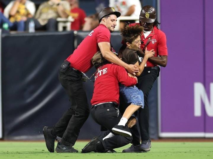 Young fan learns hard way not to go on field at Padres game