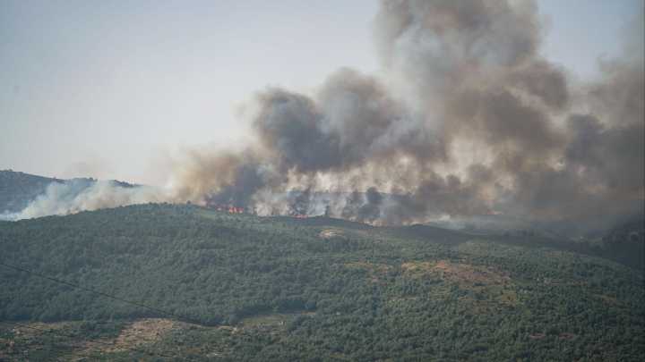 Jarilla continúa luchando contra un incendio "fuera de control" que ya ha calcinado más de 15.000 hectáreas