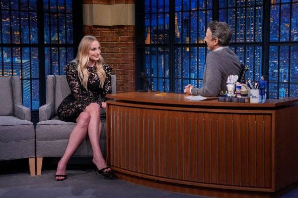 Sophie Turner con vestido de encaje es la menos romántica y más poderosa