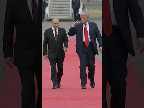 #Trump welcomes #Putin with a handshake in Alaska #russia