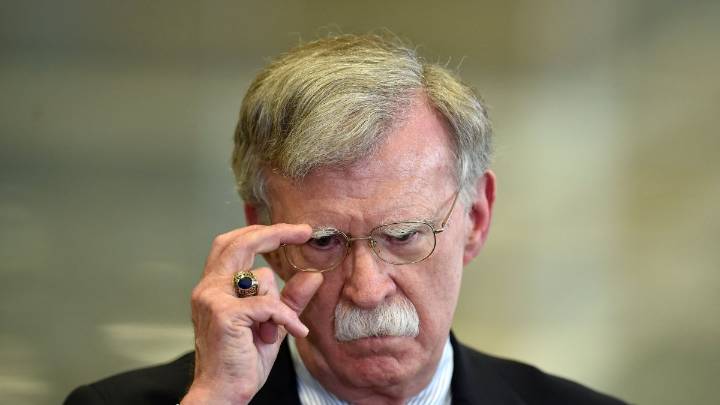 Investigan si gobiernos extranjeros accedieron a correos electrónicos enviados por John Bolton