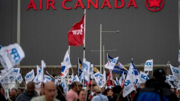 Air Canada y el sindicato de auxiliares de vuelo reanudan las conversaciones por primera vez desde que comenzó la huelga