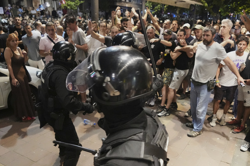 Opositores y partidarios del gobierno de Serbia se enfrentan en protestas por 2do día consecutivo