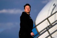 Elon Musk makes surprise touchdown in small B.C. town