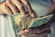 Aunque este viernes subió $15, en agosto el dólar registró la primera baja mensual de la gestión Milei