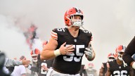 Browns center Ethan Pocic leaves game with knee injury